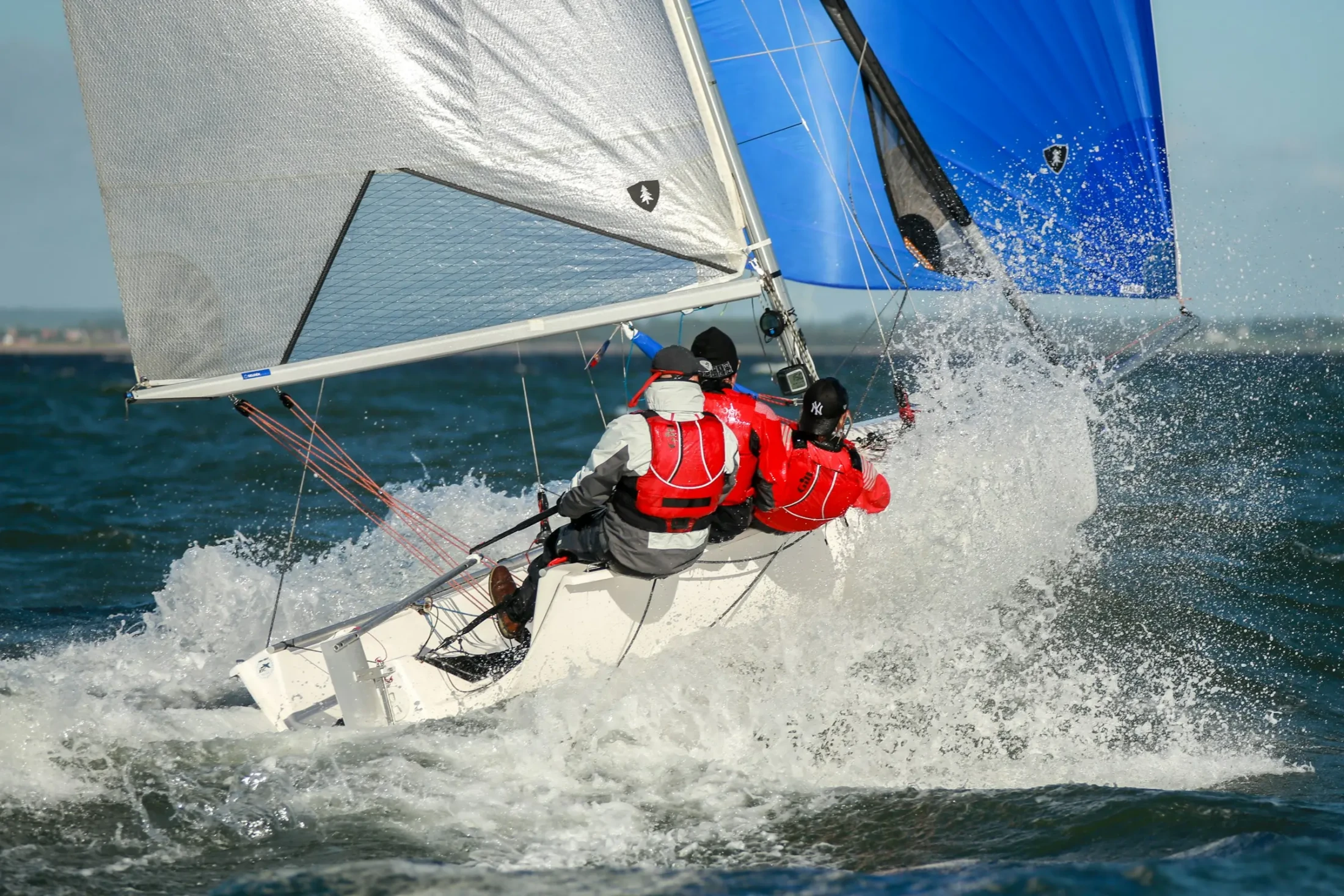 Barca a vela in regata solca le onde all'Isola d'Elba con equipaggio in azione